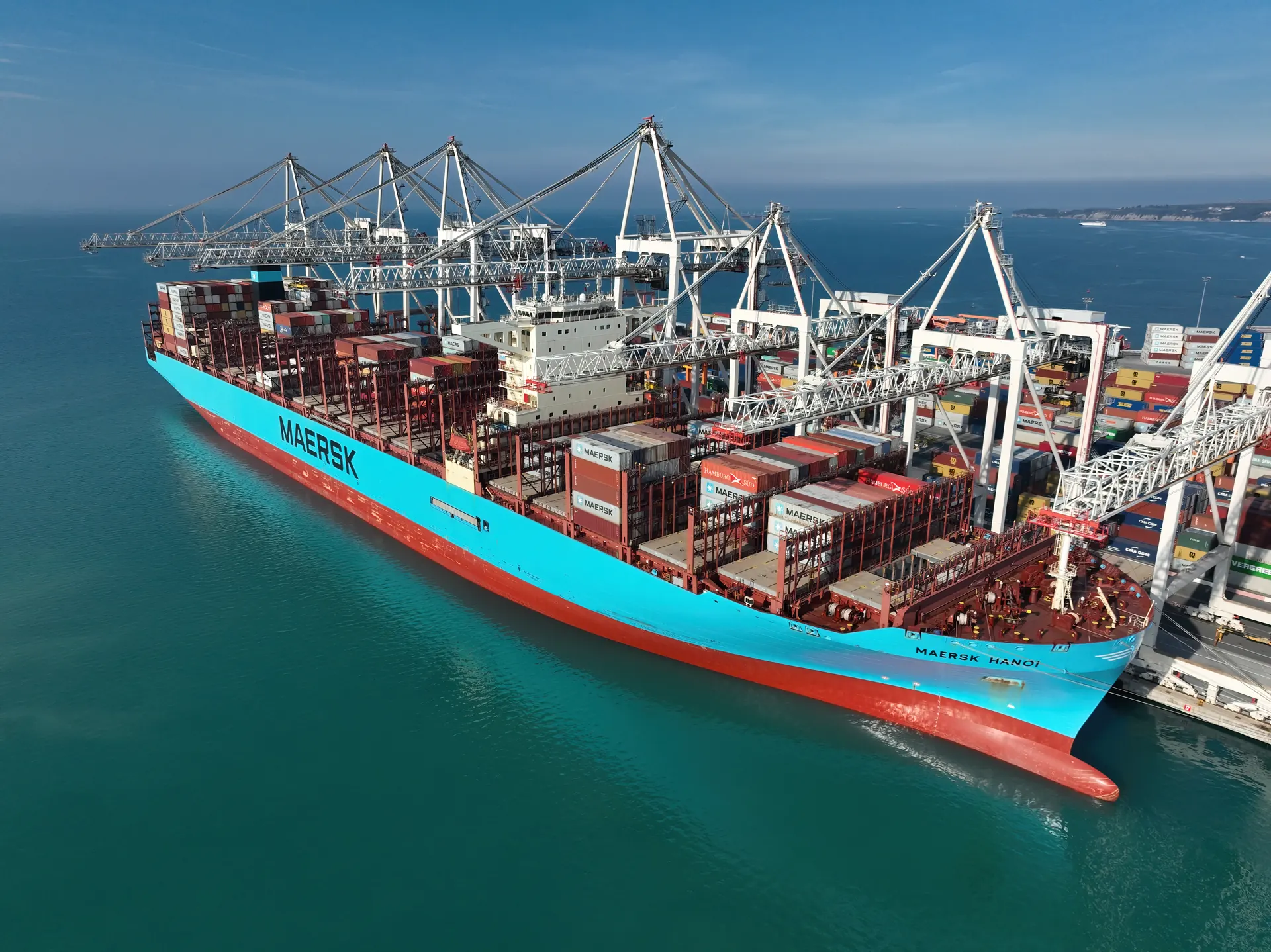 Containerschiff von oben im Hafen